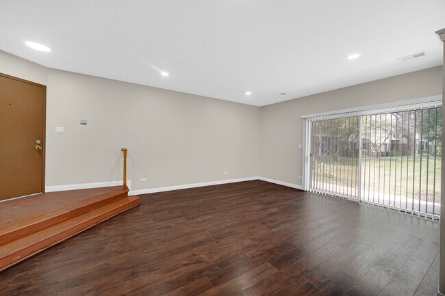 Building Photo - 1661 Commodore Ct