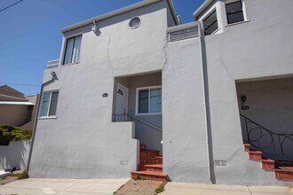 Building Photo - 700