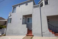 Building Photo - 700