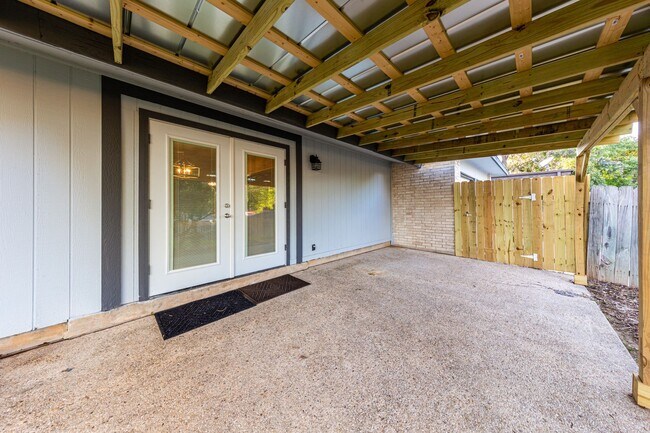 Building Photo - BEAUTIFULLY RENOVATED ONE STORY HOME IN A ...