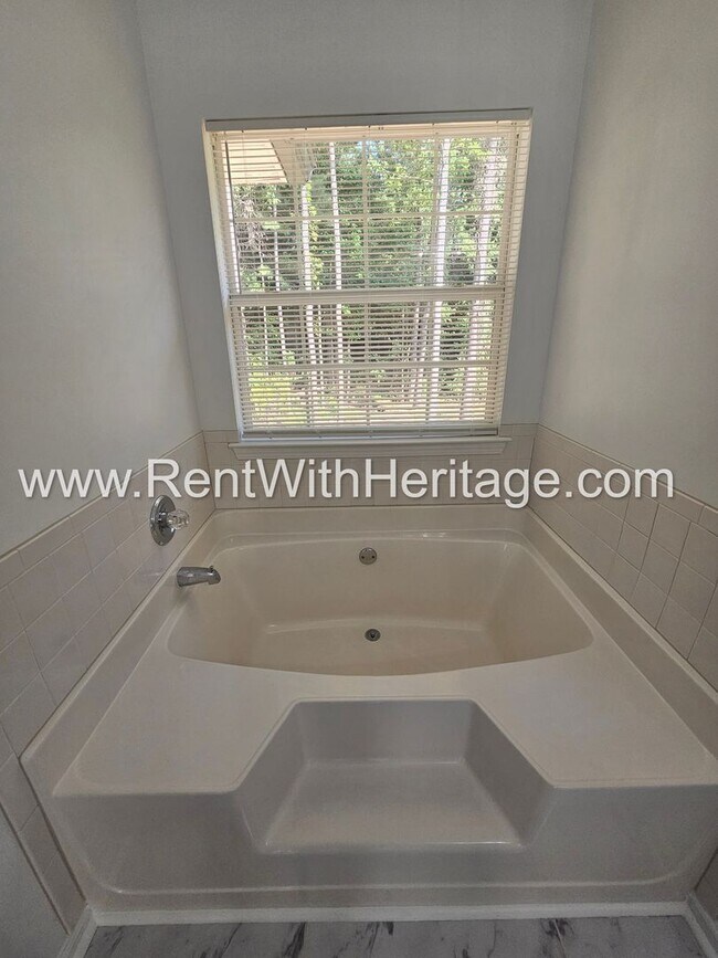 Building Photo - Gorgeous 3bd/ 2.5 bath Home in Popular Nat...