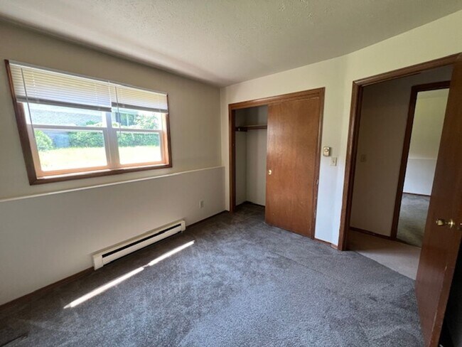 Building Photo - 6006 Boxwood Dr
