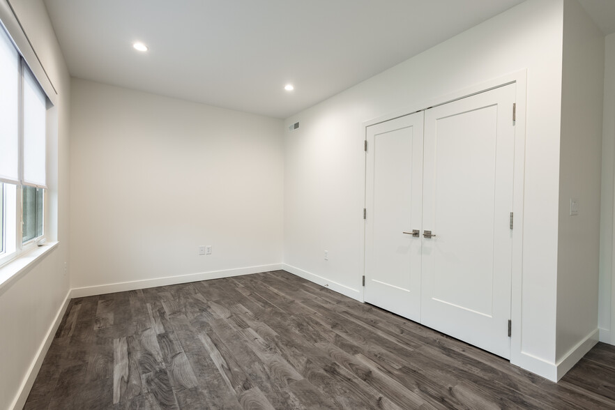 entry/office - 842 7th St