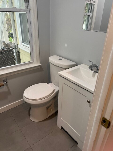 Building Photo - 2 Bedroom, 1 Bath, Renovated Apartment with Private Entrance and Off Street Parking
