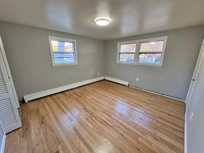 Building Photo - Renovated Single Family 3 Bed / 2.5 Bath w...