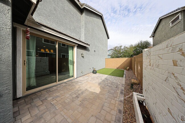 Building Photo - Move In Ready!stunning 3 bedroom, 2.5 bathroom home located in Phoenix!