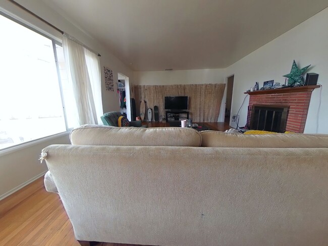 Building Photo - 4 Bedroom w/ POOL and Huge yard!