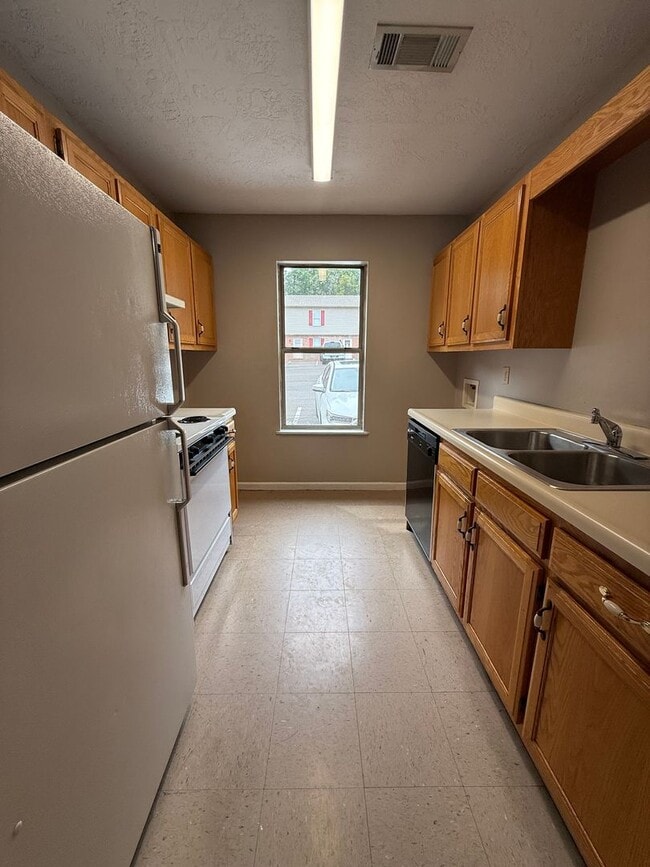 Building Photo - University Place 1- Charming Townhouse Apartment