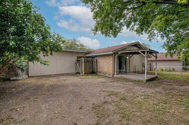 Building Photo - Cozy 2-Bedroom Duplex in Prime North Austi...