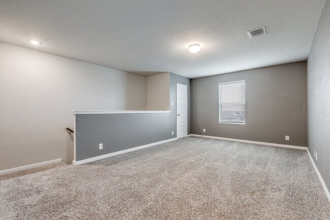 Building Photo - Beautiful and Spacious 4 Bedroom