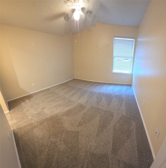 Building Photo - 2820 Deer Ridge Dr