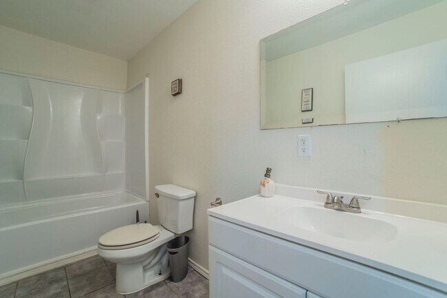 Building Photo - Newly Remodeled & Ready to Move In!