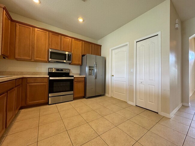 Building Photo - Beautiful 3/2 home near Lake Nona ~ Fenced In Yard ~ LVP & Tile Flooring ~ Community Pool!