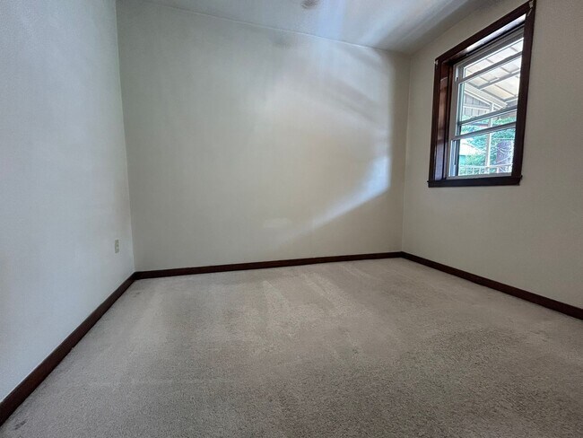 Building Photo - Fantastic 2 BR Apartment in South Oakland on Bates Street! CALL NOW!