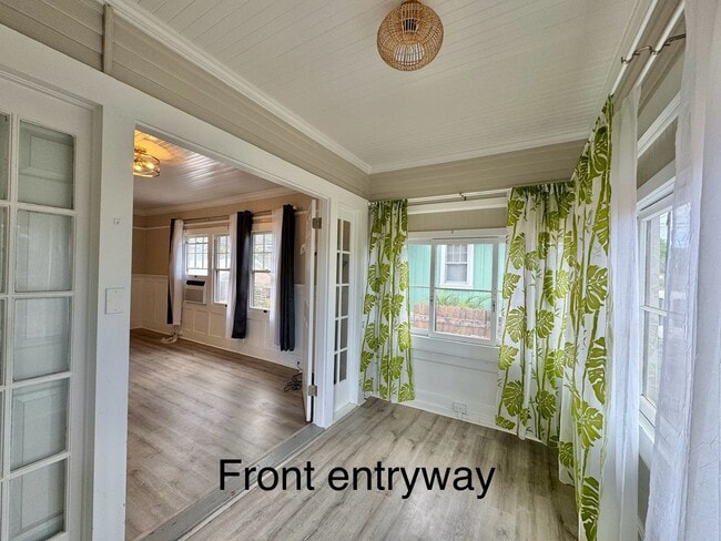 Building Photo - Charming detached single family Kaimuki 3 bdrm, 1 bath home on level lot