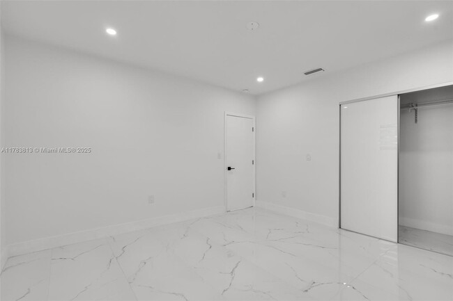 Building Photo - 7420 Beach View Dr