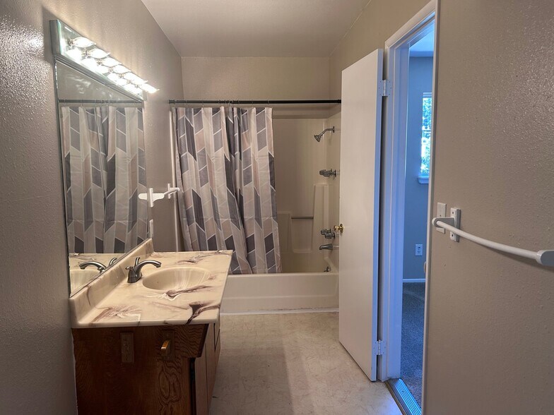 Building Photo - 398 Dunant Dr