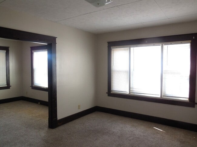 Building Photo - Two Bedroom Home w/Enclosed Sunroom and Pr...