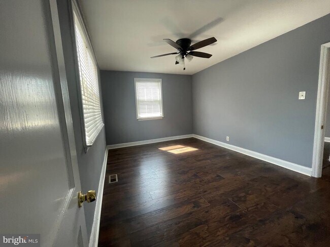 Building Photo - 18 Greenhill Rd