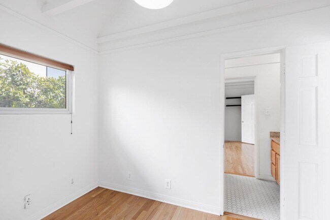 Building Photo - Spacious 4 BR 3 BA Home in Prime West L.A.