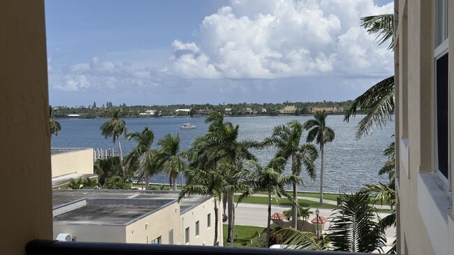 Building Photo - 1801 N Flagler Dr