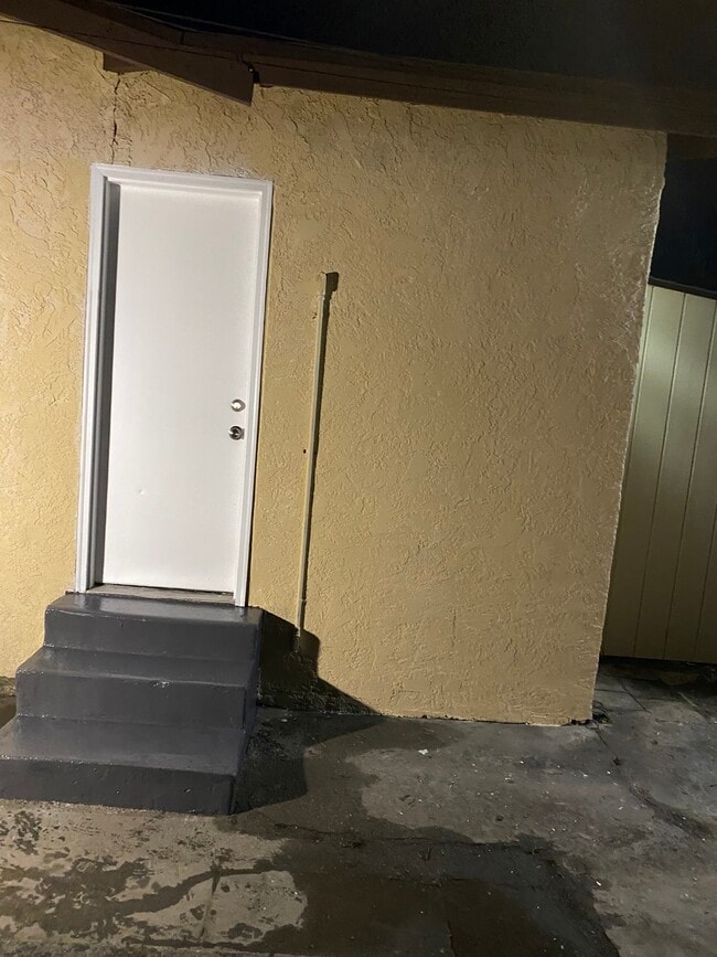 Building Photo - 1539 E Young St