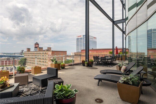 Building Photo - 701 W Lakeside Ave