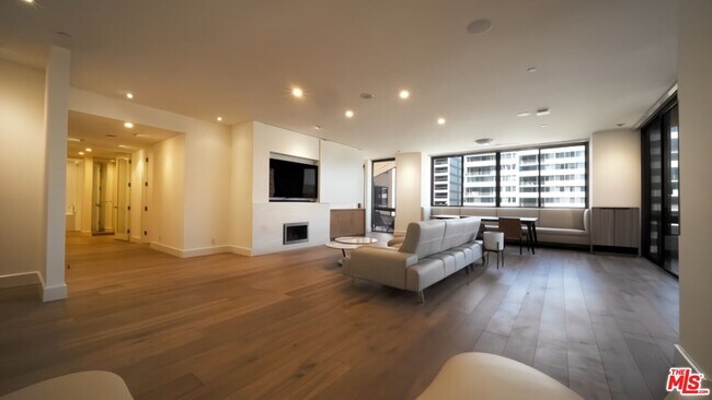 Building Photo - 10430 Wilshire Blvd