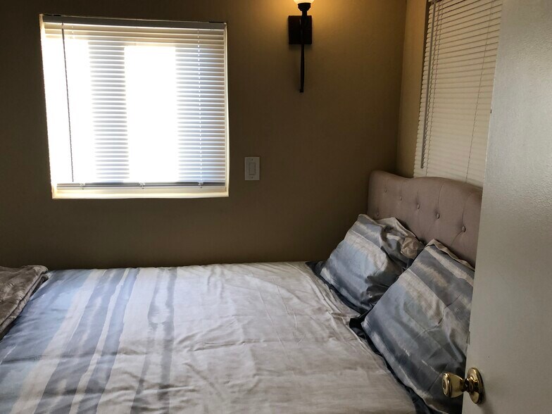Mezzanine level bedroom has a new Queen bed - 3261 Ocean Front Walk