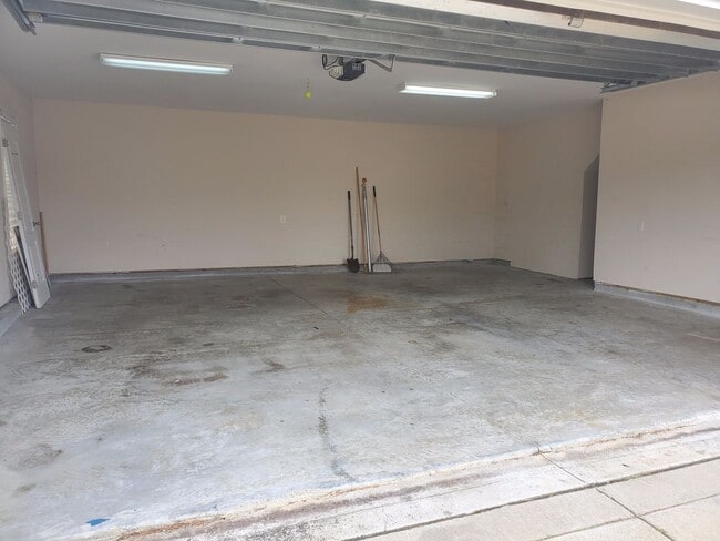Building Photo - BEAUTIFUL 3 BEDROOM HOME!