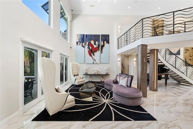 Building Photo - 2307 N Riverside Dr