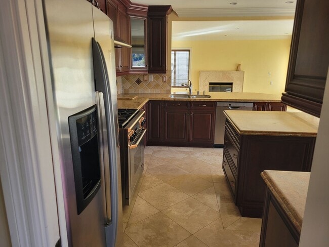 Building Photo - Beautiful Upgraded 6 Bedroom 3 Bathroom Ho...