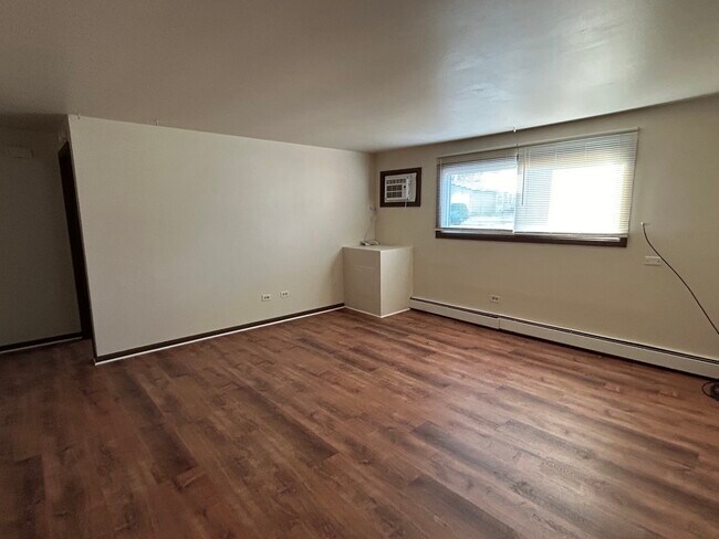 Building Photo - 1300 Getzelman Dr