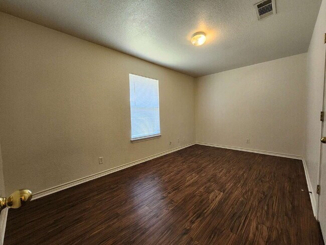 Building Photo - 3204 Toledo Dr