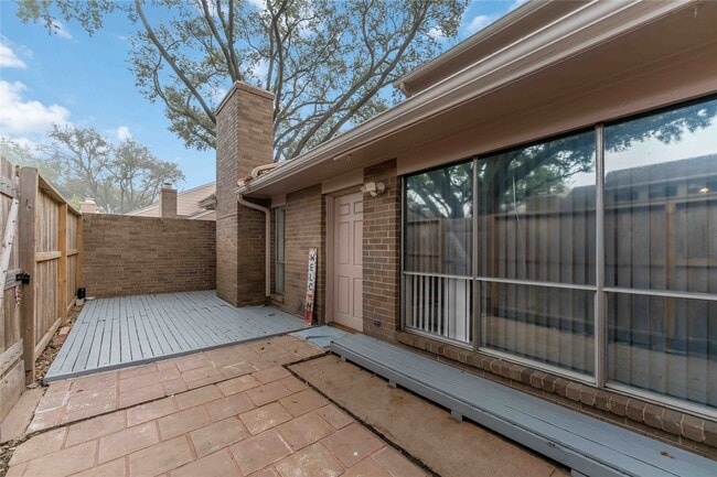 Building Photo - 13911 Hollowgreen Dr