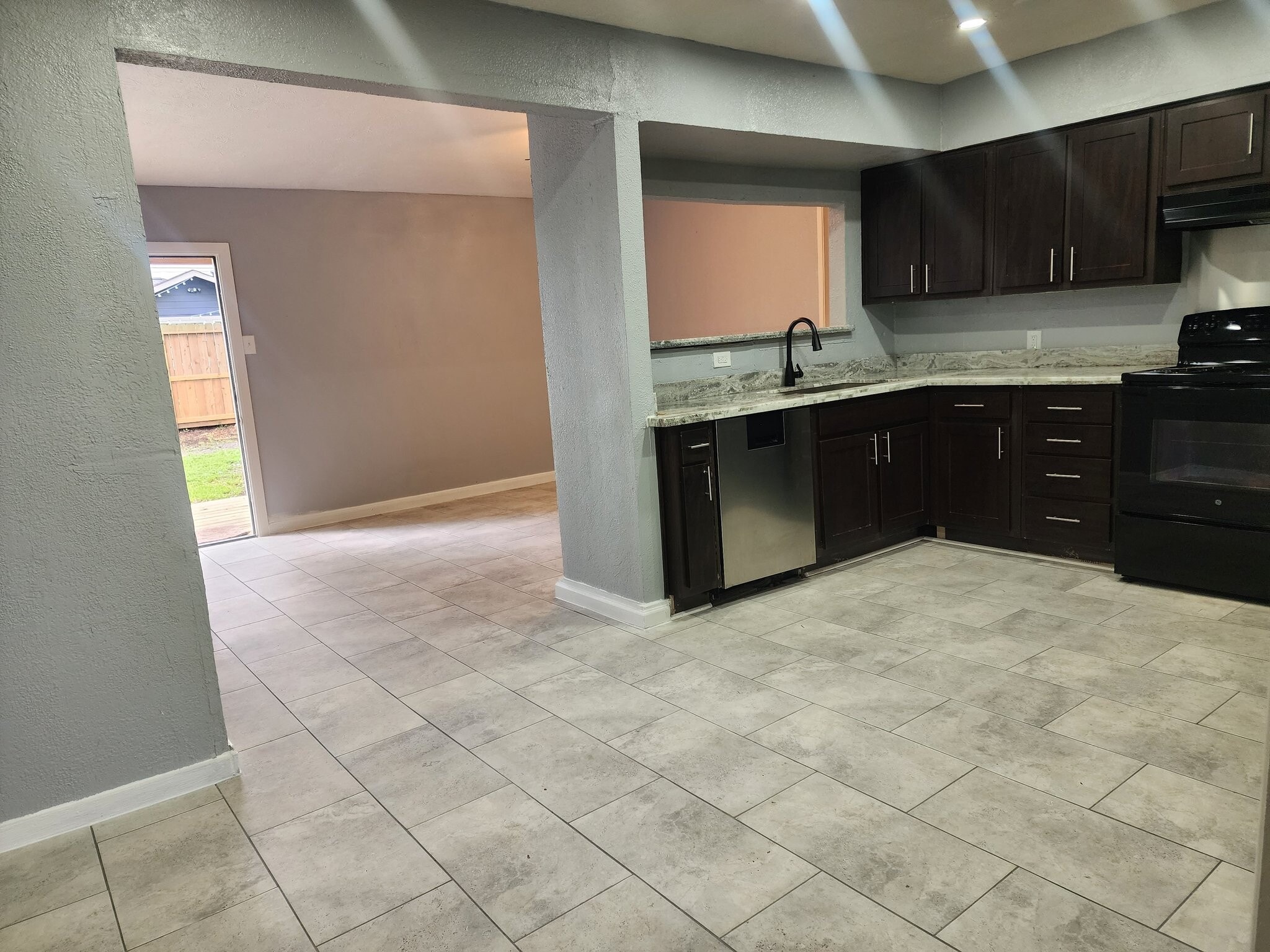 Building Photo - 418 E 1st St