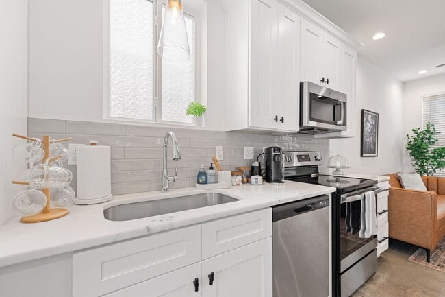 Building Photo - FOR RENT in LAFAYETTE!