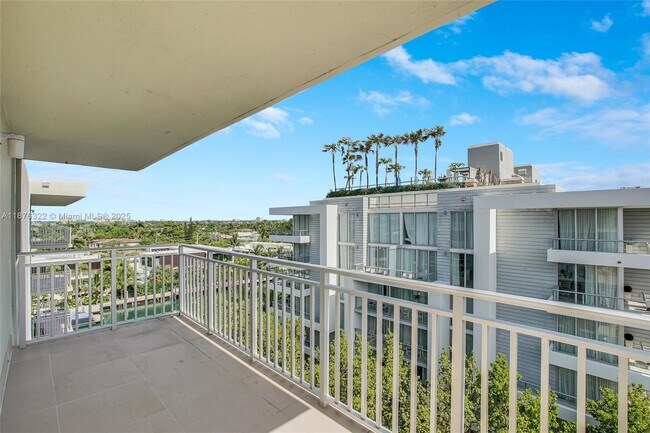 Building Photo - 9500 W Bay Harbor Dr