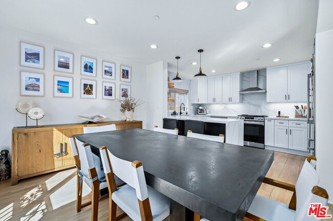 Building Photo - 123 S Clark Dr