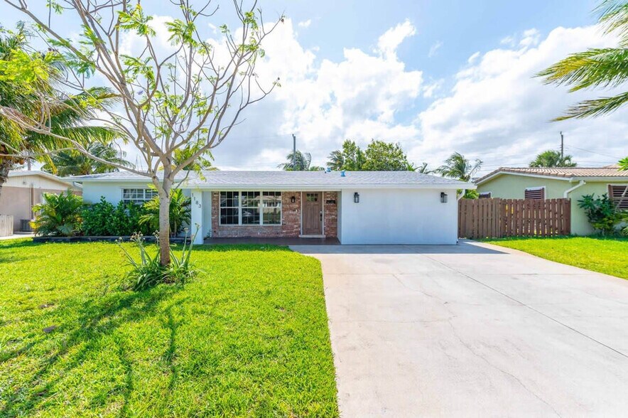 Building Photo - 1183 SE 1st Way