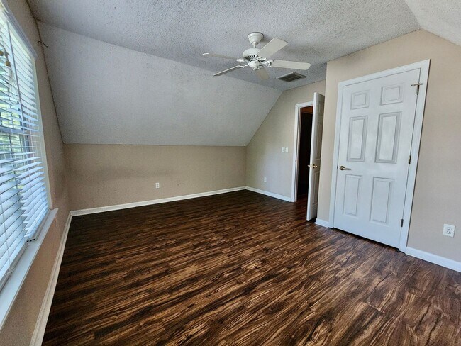 Building Photo - Charming 4 Bedroom Home in Center Lake Subdivision - Mt. Pleasant