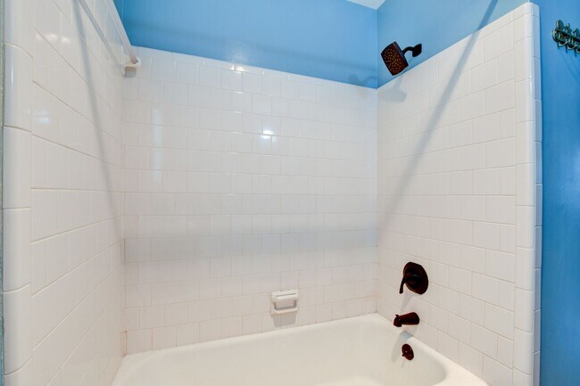 Building Photo - 609 Birch Dr