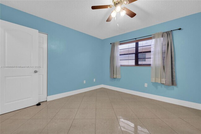 Building Photo - 2560 W 60th St