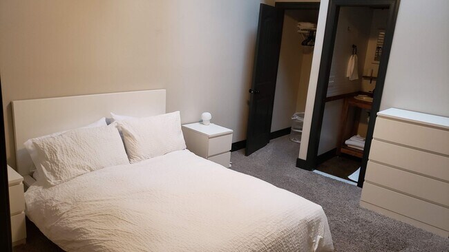 Building Photo - 1/2 off 1 month-Charming Industrial 4 Bedroom/4 Bathroom Apartment in Pigtown, MD!