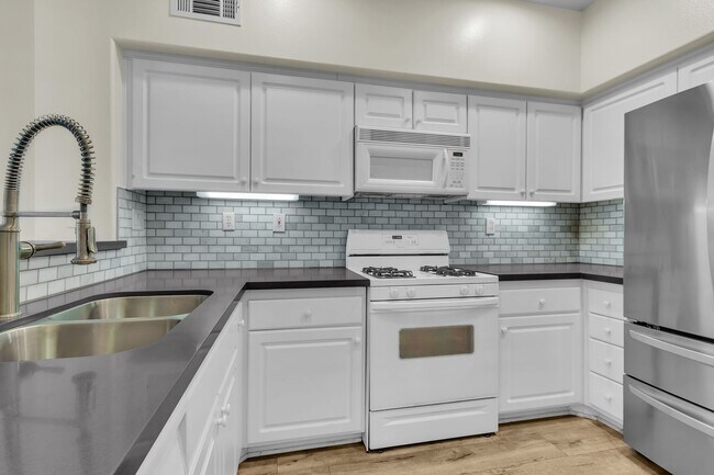 Building Photo - 204 Terra Bella