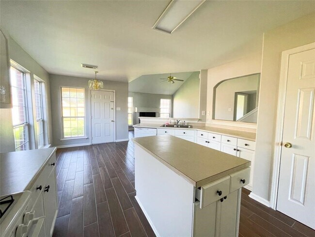 Building Photo - 6638 Chantalle Dr