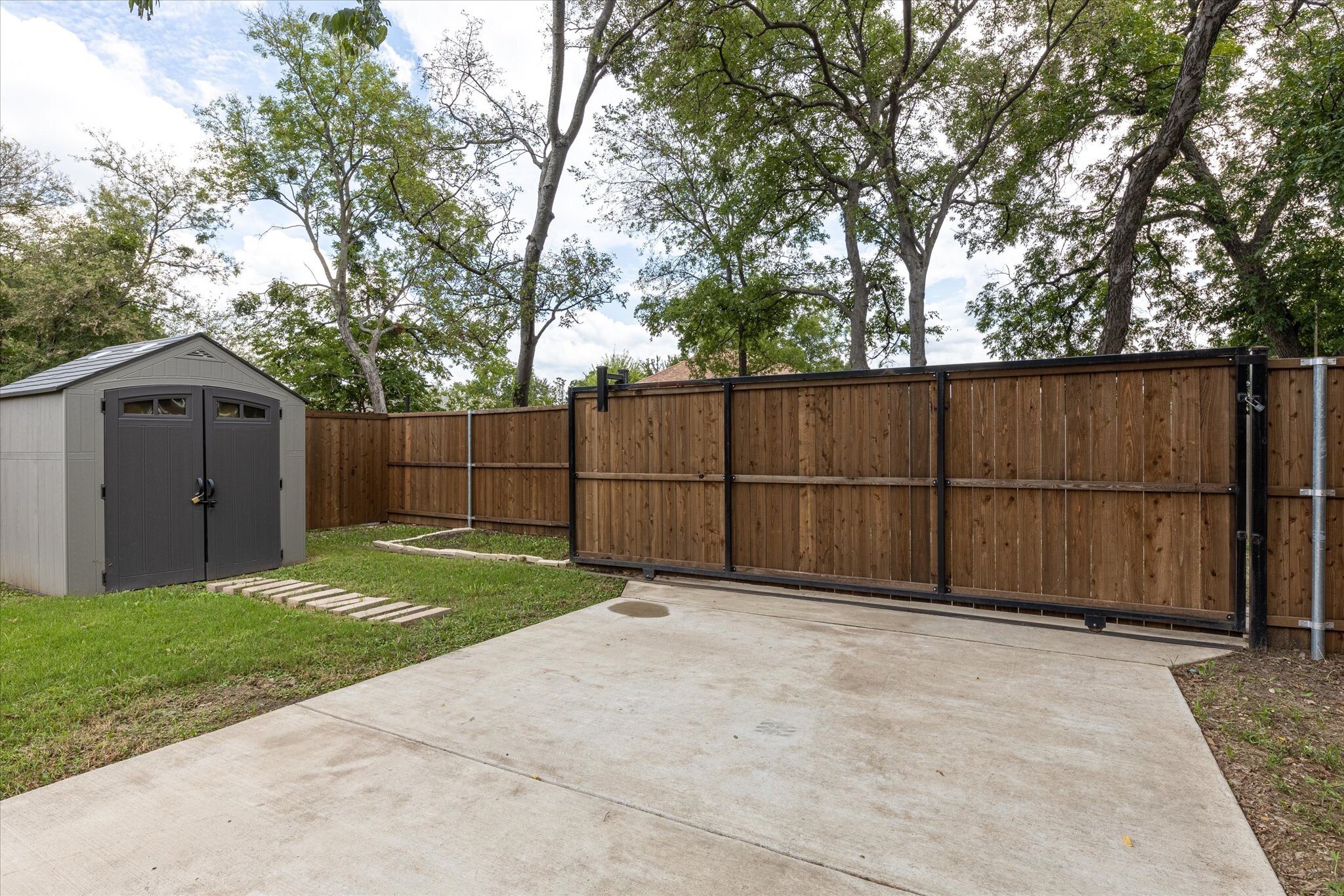 Yard and parking. Entrance for parking - 3618 McBroom St