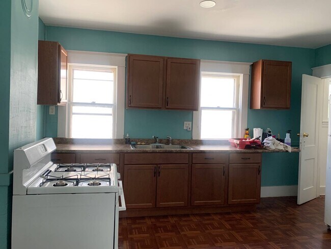 Building Photo - 857 Oakwood Ave