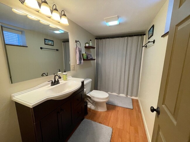 Building Photo - CHARMING HOME IN GREAT LOCATION!