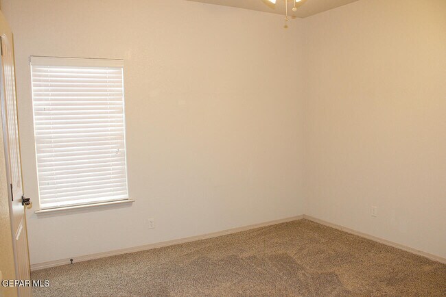 Building Photo - 13832 Hollywood Dr